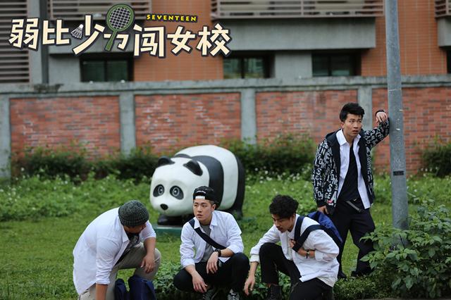 《弱比少男闯女校》新预告 软男遭少女调教