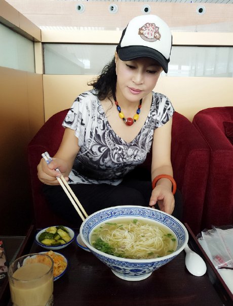 刘晓庆吃了一碗价格惊悚的面条 价值90元