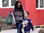 Zhou Yunping kişi okul giriş oğula giyinmek
