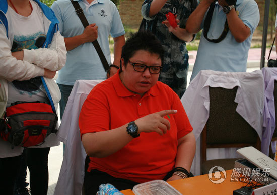 张绍刚撒贝宁“互掐” 韩红劝架反“中枪”