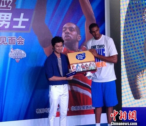 陈伯霖与NBA球星比投篮 自认球技不如周杰伦