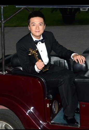 朱雨辰亮相大学生电视节 当选最受欢迎男演员