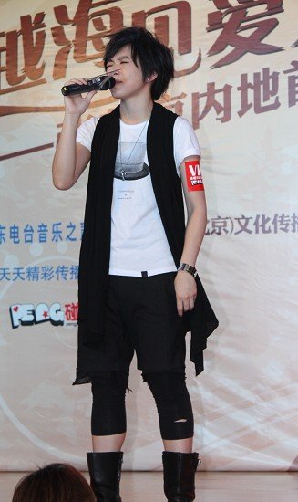 张芸京举行首场内地歌友会 现场大玩互动游戏