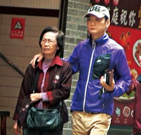陶大宇带妈妈外出吃北京菜 一路照顾周到