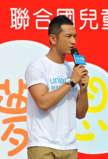 黄晓明三年连任联合国基金会大使 计划探访非洲