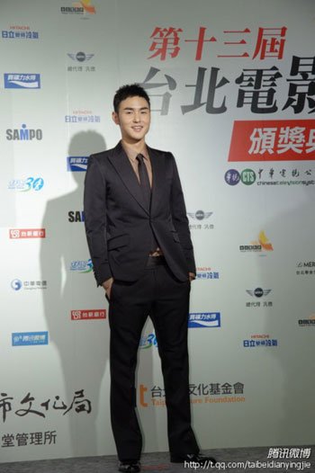 台北 电影 节闭幕红毯  阮经天 着帅气西装_娱乐_