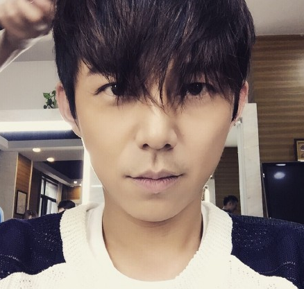 何炅长发遮眼欲剪短 网友建议:来个圆寸吧