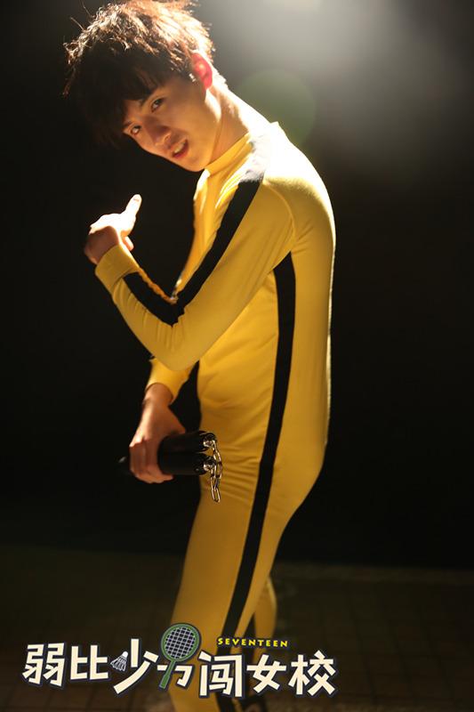 《弱比少男闯女校》新预告 软男遭少女调教