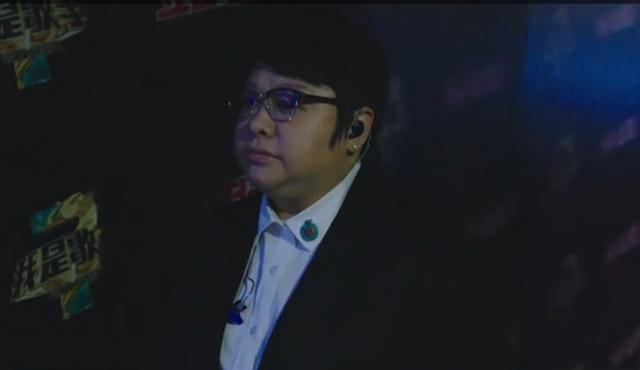 韩红后台感恩 《回到拉萨》现场飙高音险晕倒