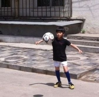 那英素颜与老公女儿逛街 开豪车爱狗随身带