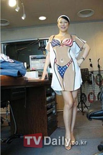 崔华静穿比基尼主持节目守韩国队进16强约定