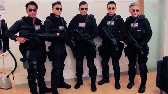 《飞虎极战》开机 张兆辉手持枪械上阵帅爆了