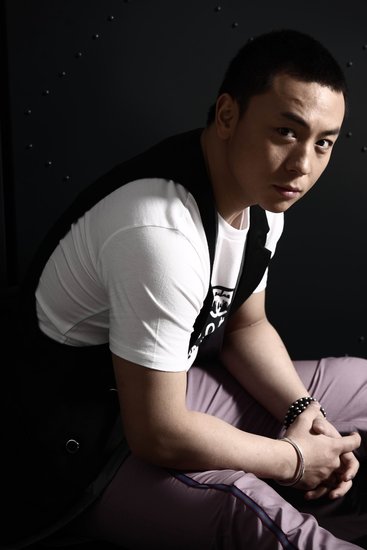 武侠剧《孔雀翎》再登央视 释小龙演绎七种武器