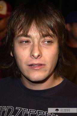 爱德华·弗朗向女友动粗被捕 仍被收押看管