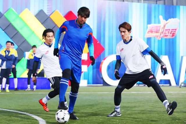 卡卡欧文再战绿茵场 曹格Ella认真比赛不花痴