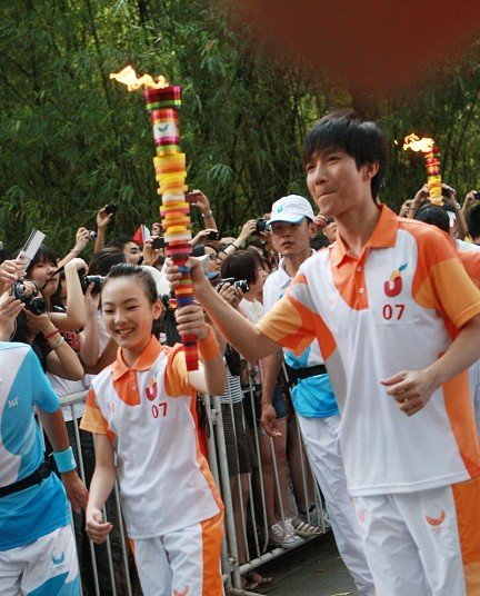 童星豆豆携手陈楚生 参加26届大运会火炬传递_娱乐_腾讯网