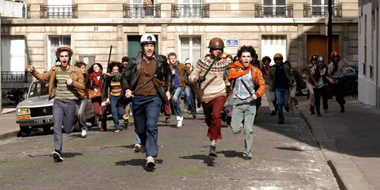 《五月之后》，亲吻爱人时放下手中枪