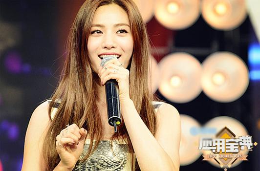 《应用宝典》迎最美女神NANA 贴面合影亲和力