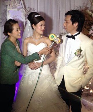 TVB艺人张美妮举行<em>婚礼</em> 新郎为<em>发型师</em>(图)_娱