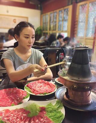 胡静素颜会友清新靓丽 吃货大王尽显逗比本色