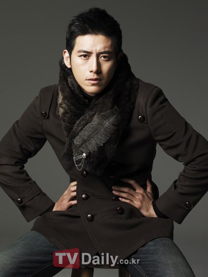 高修最新造型照公开 花样美男展多种魅力(图)