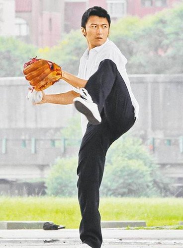 谢霆锋拍新剧一集55万 秀百变演技自创酷炫招