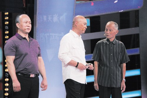 内地老人自称是成龙同父异母大哥 上节目想见