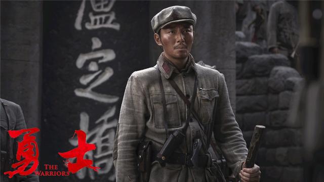 《勇士》曝正气剧照 李东学身姿挺拔难掩将帅风