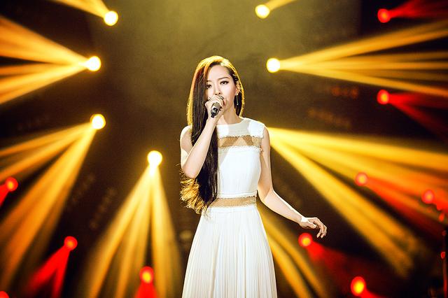 张靓颖动情演绎《离歌》 歌迷加油盼破局反击