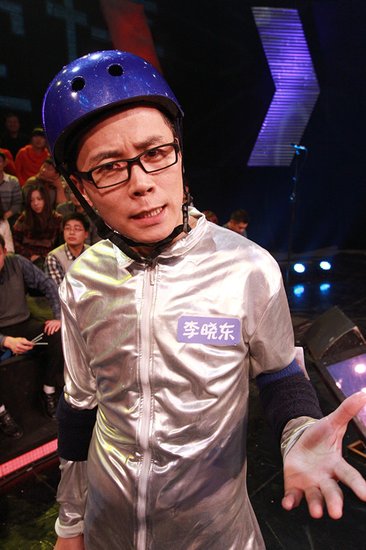 《墙来啦》主持人空降到现场 冯殊现场报天气