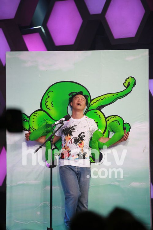 何炅唱雪姨之歌PK陈奕迅 快乐家族造型夸张