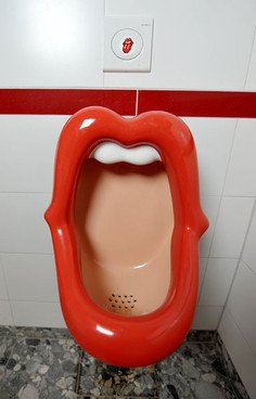 滚石乐队Logo小便器引争议 被指责不尊重女性