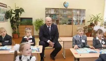 今天阅兵捕获正太一枚!白俄罗斯小王子太呆萌