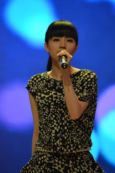 刘惜君录制《我爱我的祖国》 表情搞怪萌翻全