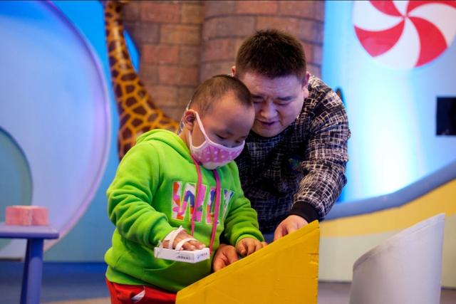 《宝宝来啦》爱心接力 教师为白血病患儿捐款