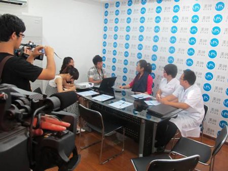 当红反串明星于烟台美神召开新闻发布会