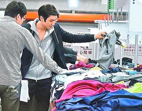 崔始源卖场挑特价衣服 俊俏模样引粉丝围观(图