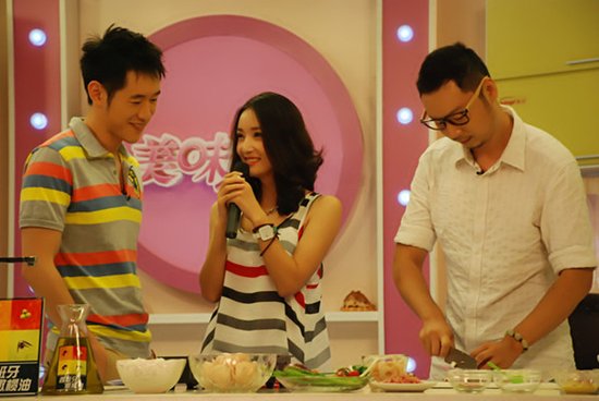 王妍苏受邀参加美食节目 秀厨艺被赞为女神