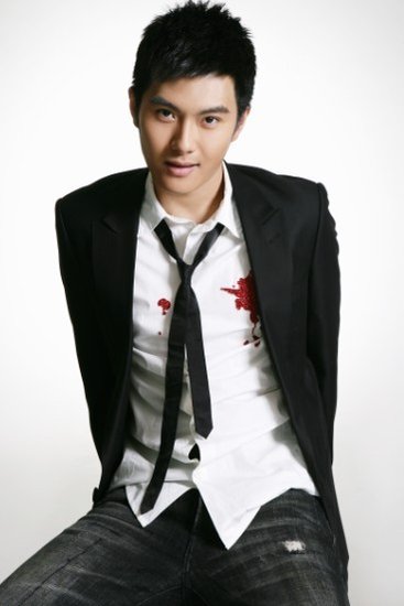 沈泰领衔《爱情有点蓝》 帅气形象受追捧