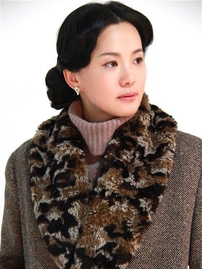 咏梅《悬崖》造型曝光 气质酷似国母