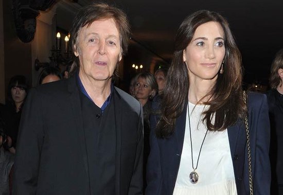 披头士乐队成员保罗·麦卡特尼(paul mccartney)与妻子乘坐的直升