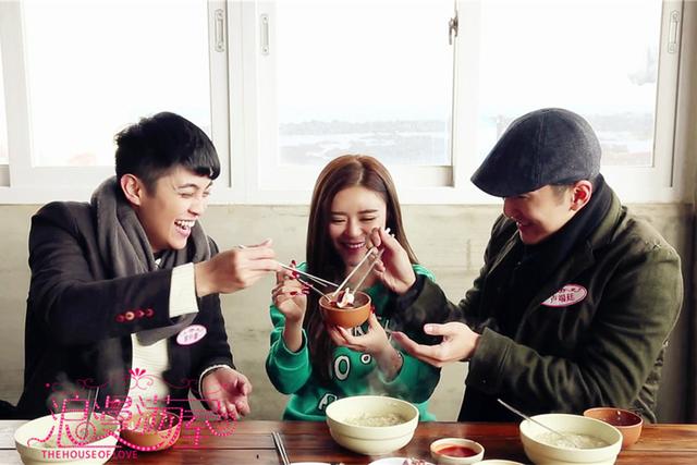 《浪漫满屋》美女同时约会两男友 惊人之举不