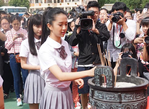 电视剧《左耳》开机 许龄月任性蒋皎惹人怜爱