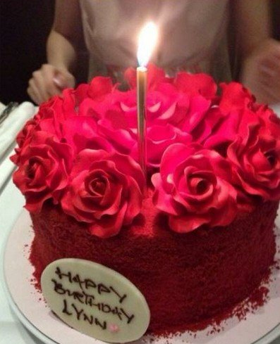 前天王嫂熊黛林庆祝33岁生日 获赠玫瑰蛋糕(图)