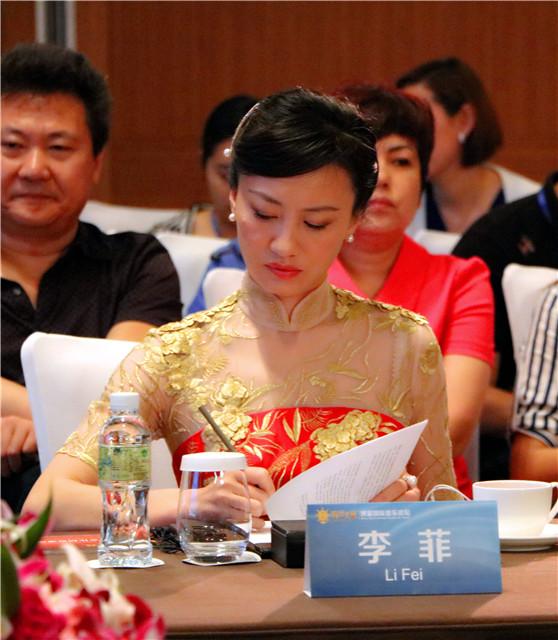 李菲出席博鳌论坛 以优质电影音乐唱响世界