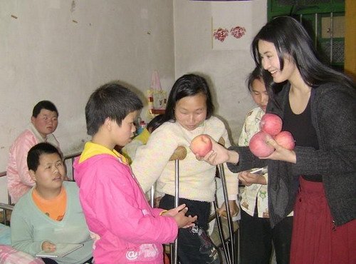 刘一祯现身福州福利院 看望小朋友送上贴心礼