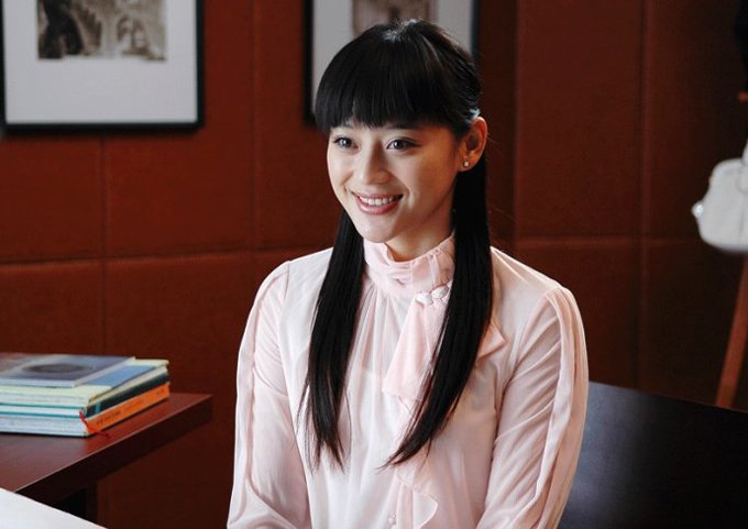 2009年底,袁姗姗出演《野鸭子》中的女二号正式进入娱乐圈 2009年底,袁姗姗出演《野鸭子》中的女二号正式进入娱乐圈