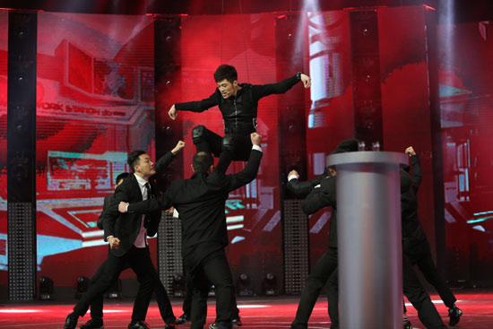  谢霆锋替身 叫板成家班 混血童颜被劝说相声 _