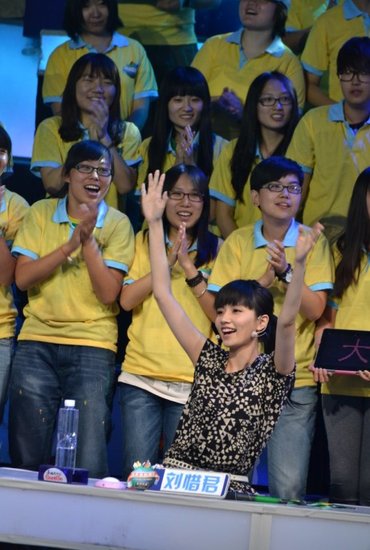 刘惜君录制《我爱我的祖国》 表情搞怪萌翻全