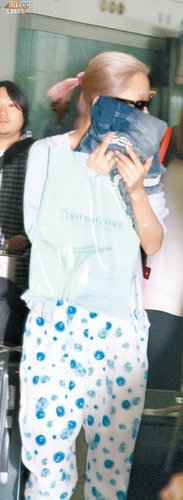 西野加奈秘密抵港拍<em>MV</em> <em>外套</em>掩面护素颜 _娱乐